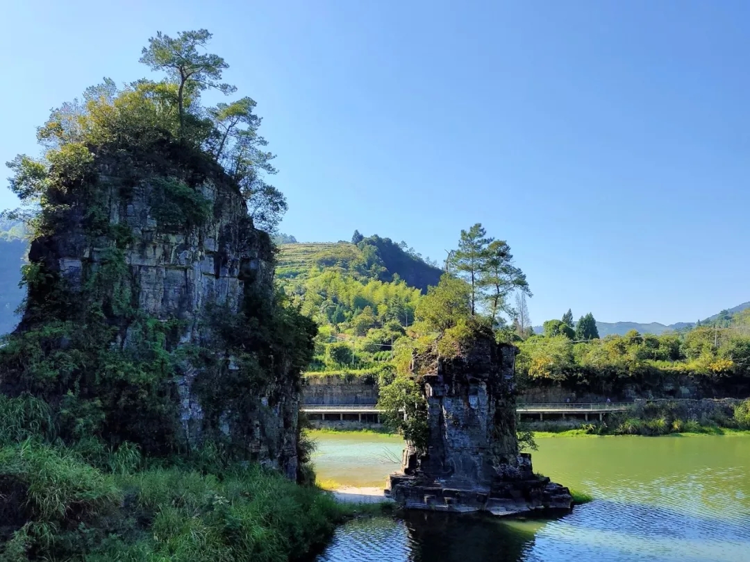 泰顺新闻网 旅游 泰好玩 -> 正文   经四折而上的独特岩石断层,构成百