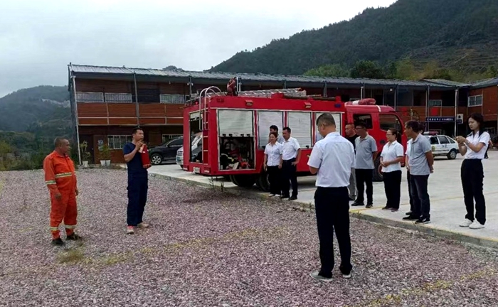 县消防救援大队“1+1”形式营造国庆节前消防宣传浓厚氛围